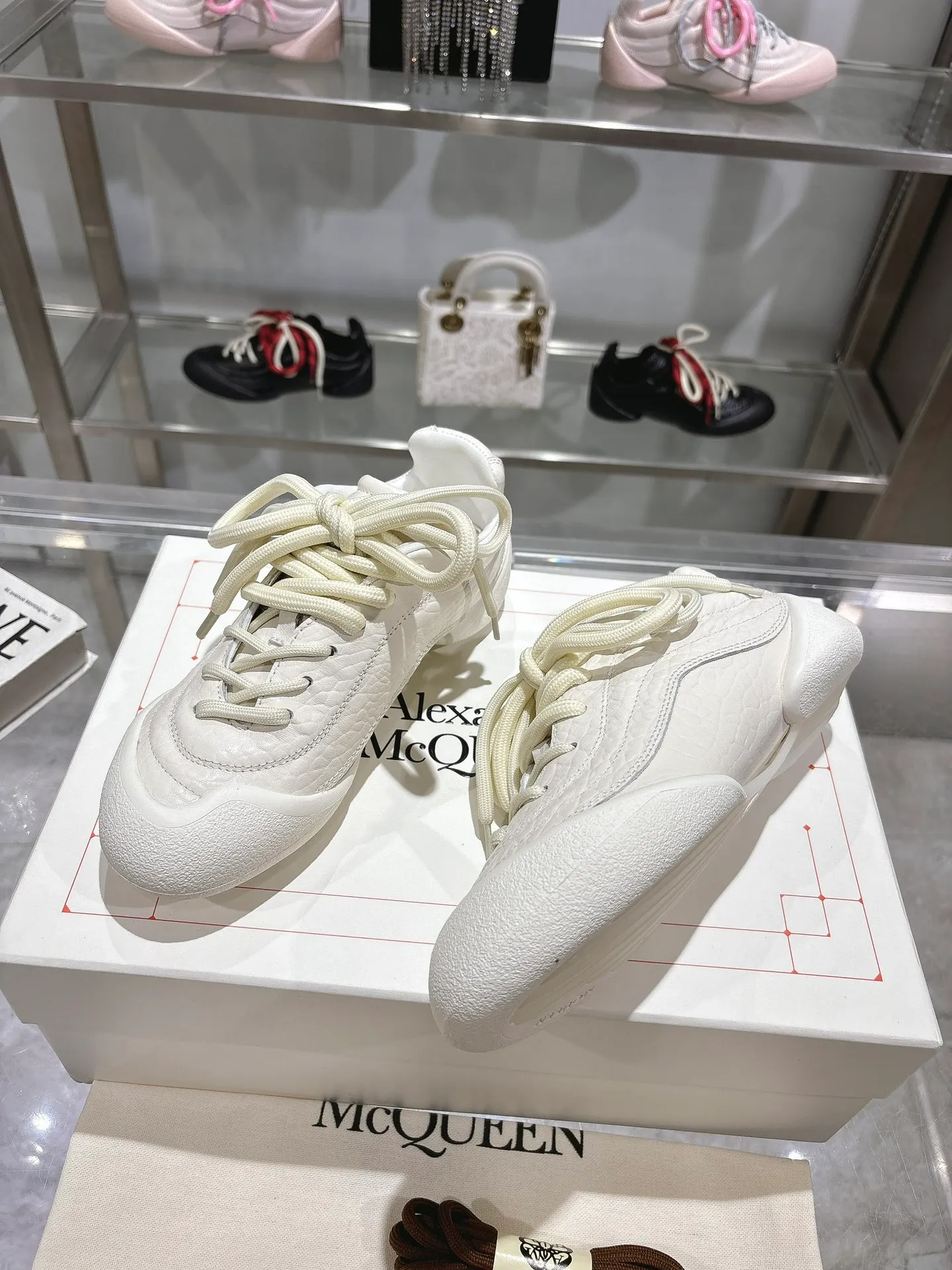 p580💰Couple model 𝐀𝐥𝐞𝐱𝐚𝐧𝐝𝐞𝐫 𝐌𝐜𝐐𝐮𝐞𝐞𝐧#/Alexander McQueen’s latest Flexion series, retro, casual, sneakers, original purchase, development, production, this Flexion Off Low-top sneakers in white grained leather with varying sized laces and an anatomically inspired lightweight segmented sole. The reverse skull pattern is embossed on the heel. Fabric: Original customized imported first-layer cowhide. Lining: Customized imported breathable mesh lining. Sole: Original open-molded non-slip TPU material. Bottom thickness: 2CM. Size: #Female size 35-40 (40 customized, non-refundable) #Men’s code 39-45 (45 customized, non-refundable)